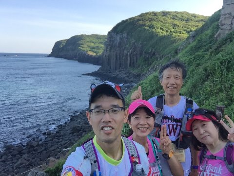 こちらが今回のメンバーです。後ろに見えるのが塩俵の断崖の見事な柱状節理です。