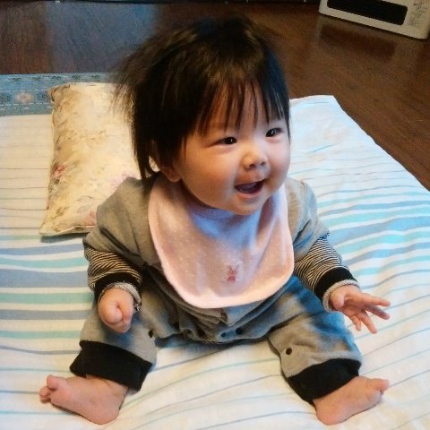 ところで、我がG-Bar保育園の園児さんですが、今日で7ヶ月となりました。ひとりでお座りできるようになったばかりで、その晴れ姿?です。日に日に成長する様子は、体力の衰えを感じる身にはうらやましい限りですね。