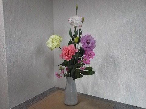 今のお花のメインはトルコキキョウです.これって原産地はアメリカのテキサスなんだそうです.でも日本で品種改良が進んで,今ではほとんどの品種が日本産とのこと.なんだか工業製品でもありそうな話ですね.