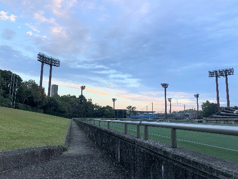 夜が明けたばかりの競技場。快晴とまでは行かないものの、今日も過ごしやすいお天気のようです。暑くも寒くもない貴重な秋の日々をしっかり活用したいものです。