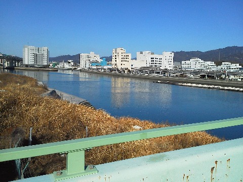 途中の仁保橋からの風景です．マツダ本社地区のビル群，この景色を眺めるのももうあとどれくらいでしょうか・・・