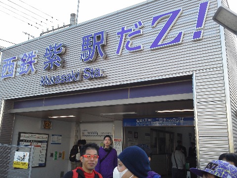 これがそのももクロ仕様の駅看板です．れにちゃん推しの皆さんは感激でしょうね．