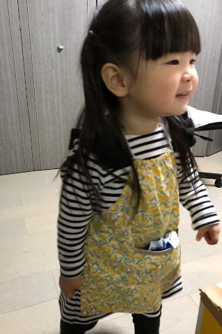 ばぁば手造りのエプロンを着けて、お店屋さんごっこです。 「メニューです」「何にしますか?」に始まって、次々に作ってくれるのでお客さんも大変です。