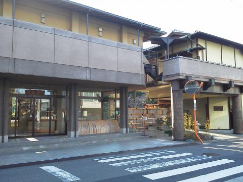 ここは黄金山の麓にある庭園レストラン「半べえ」です.でも近年は,あとからできた「半べえ温泉」のほうが有名かもしれません.
