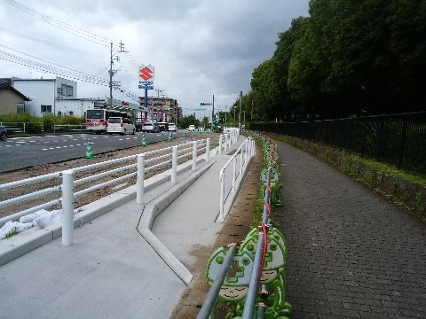 以前ご紹介した春日公園横の道路拡幅工事。だいぶ進んできました。１車線分の拡幅が済んで、歩道との境のガードレール、そして新しいバス停のスペースもできてきました。