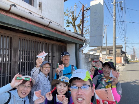 この写真、後ろの看板に「千鳥饅頭本家」とあるように、ここが千鳥饅頭の創業地なのだそうです。　師匠はわざわざ丸ボーロとチロリアンを全員分準備されていて、みんなで美味しくいただきました。　ごちそうさまでした。