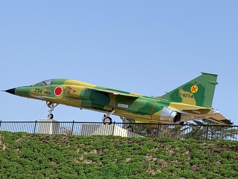 何度かご紹介している航空自衛隊の戦闘機。お化粧直しが無事に済んできれいな色がよみがえりました。 ちょっとプラモデルみたいに見えるのは私だけ?