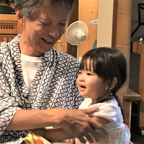 これは、先日の「2歳4ヶ月・・・」の時に、園内セレクションで惜しくも次点となった作品です。(大袈裟!) ちょっと未練があるので、これも投稿しちゃいます。日頃のイヤイヤ・バトルはどこへやら、なんだか良い雰囲気が出てるでしょ?
