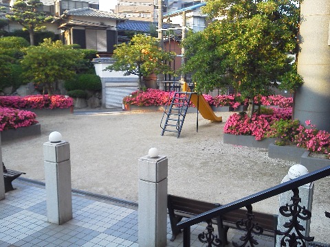 マンション敷地内のこの小さな公園が，その女子会会場です．
