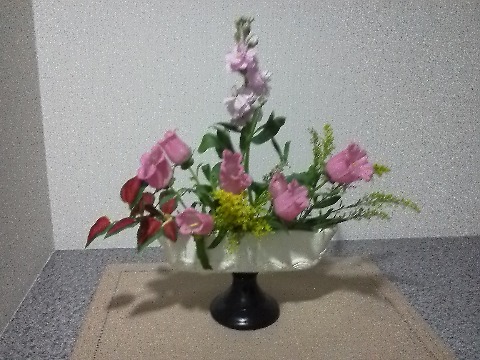 玄関のお花は,春らしい彩りです.
