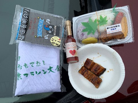 今回楽しみにしていたのが、ゴール後のウナギの蒲焼きです。ちっちゃいですけどね。きれいな紅色のAMANEROは、「あまおうとハバネロの運命的な出会い」だそうで楽しみです。