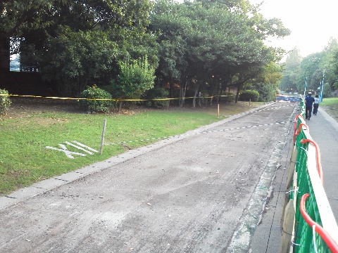 ここは春日公園1200m地点です.このあたりは工事中で,実は今はこのマークは資材の陰で見えません.この写真はまだ工事が始まったばかりの頃のものです.