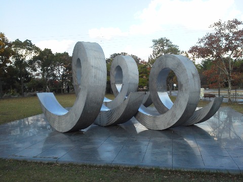 今日のコースは久々に白水(これで「しろうず」と読みます)大池公園へ.これまで気付かなかったモニュメントがありました.大きさが分かりづらいですが,人の背丈くらいの高さがあります.親子3人の姿を現しているのだそうです.
