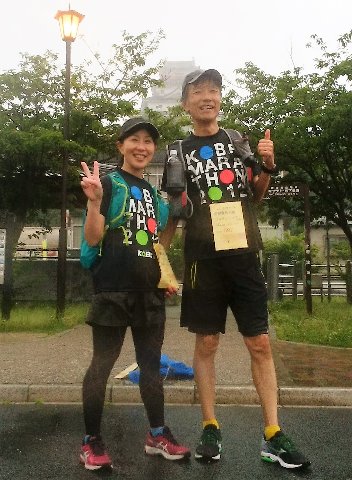 これがそのゴール直後の水も滴る!?二人の、唐津城をバックにした雄姿です。こちらのおーちゃん、何度もライバルとして登場してもらいました。でもここ何回かの大会で私が感じているのは、もはやライバルというよりバディという存在かな。あの「海猿」でよく出てくる、まあ相棒ですね。 実際には私が引っ張ってもらうケースがほとんどですが、これからもよろしく!です。