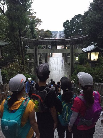 ほんとはこの真っ正面に太陽が沈むはずだったのですが・・・ 雰囲気だけは分かりますかね? 背中の4人+撮影者のSちゃんが今回のメンバーです。