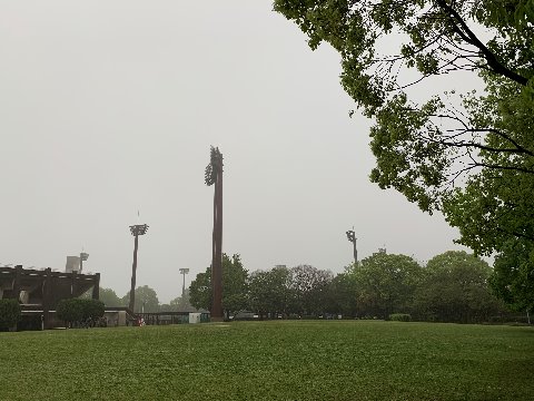 写真もやっとこさ写した1枚です。照明灯も雨に煙っています。