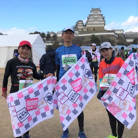 ゴール後の写真です。背景の青空と白亜の姫路城はきれいですが、本人たちはガタガタ震えそうでした。