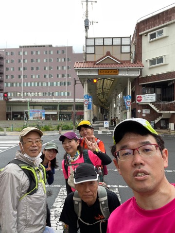 今日のメンバーです。後方のアーケード、「長崎街道大村宿」の表示がみえますでしょうか？