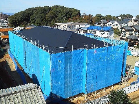 うちのマンションの隣のサツマイモ畑.以前に遺跡の発掘作業をご紹介しましたが,それも済んでアパートの建設が始まりました.既に外郭は完成していて,5月中旬の入居へ向けて作業中のようです.