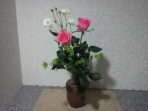 玄関のお花がしばらくぶりに変わりました.バラは珍しくないですが,花瓶のほうはだれかさんは見覚えがあるかも・・・?
