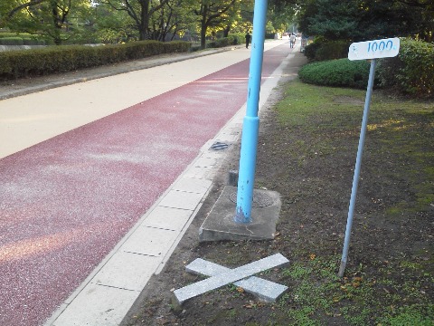春日公園の1000m地点,シンプルにバッテンです.土曜日だからでしょうか,本格ランナーさんが多いようで,いつも以上にどんどん追い越されました.