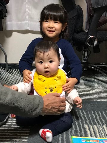 こちらも久々に登場の我がG-Bar保育園の園児さん、3歳9ヶ月になりました。 抱っこしているのは、妹・・・ではなくてはとこですが本人はすっかりお姉さん気分です。 はとこ(又従姉妹(またいとこ)とも言いますね)って分かりますか? 念のため確認しました。私が一番わかりやすかった説明は、「親同士がいとこ、祖父母同士が兄弟姉妹、曾祖父母が同じという関係の相手」ですかね。 この子たちの場合で言えば、母親同士が従姉妹、おばあちゃん同士が姉妹、ひいおばあちゃんが同じです。