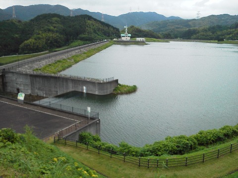 天拝湖へ戻ってきた時に,これまでは下から見上げるだけだった四阿(あずまや)へ上がってミニパーティー,ご馳走さまでした.この写真はそこからの眺望です.