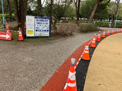 周回路では、300mくらいに渡って、こんな工事が進んでいます。傷んだ舗装をなおす、となっていますが、どんな完成形になるのでしょうか・・・