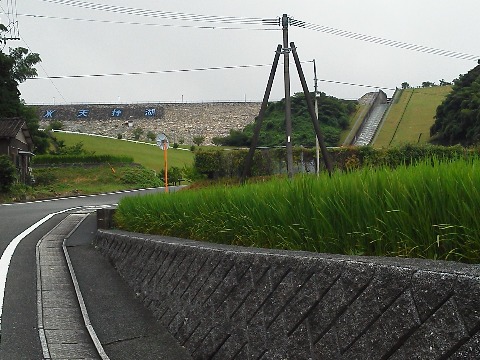 先週の日曜に続いてダム湖の周回です．先日の牛頸ダムと双子のようなロックフィルダムですが，放水路の位置が逆ですね．