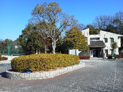 ここは空城山公園の通称ロータリー，その日の目標を走り終えた人からこのあたりでたむろして，みんなが揃ったところで下へ降りてPFCという段取りです．