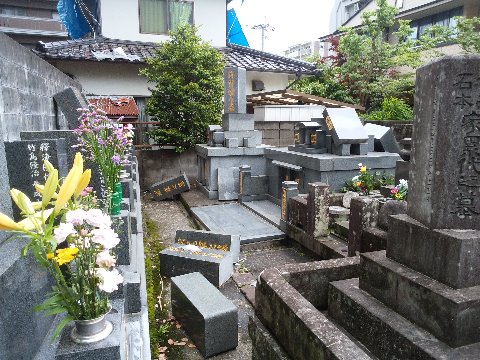 主な目的は、父母たちが眠るお墓の確認でした。幸いなことにうちのお墓は墓誌が倒れかかっていただけだったのでかみさんと二人で元に戻すことができました。でも同じ境内でも、このようにかなりの被害のお墓もあります。少なくとも大きな被害は報道されなかった熊本市北区でもこんな状況ですから、益城町や阿蘇はもっともっと大変だと思います。
