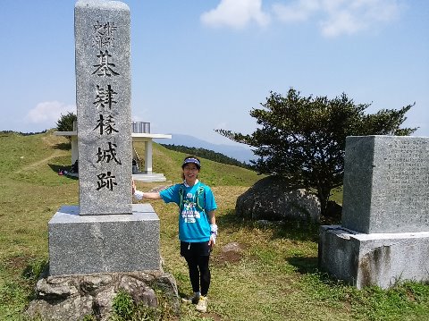 ここがその基山頂上の基肄城跡です。きれいなところですよね。