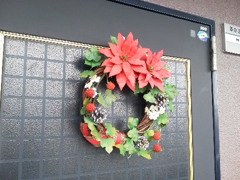 来週はもうクリスマス．我が家のドアにもクリスマス・リースを飾りました．広島でかみさんが知人からいただいた手作り品ですが，なかなか見事な出来栄えでしょう？
