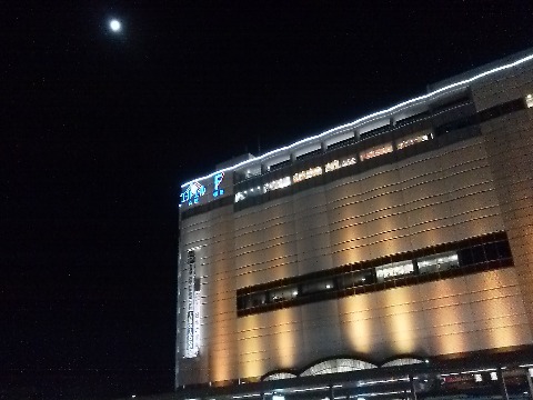 これは広島駅前の風景.月がきれいでした.