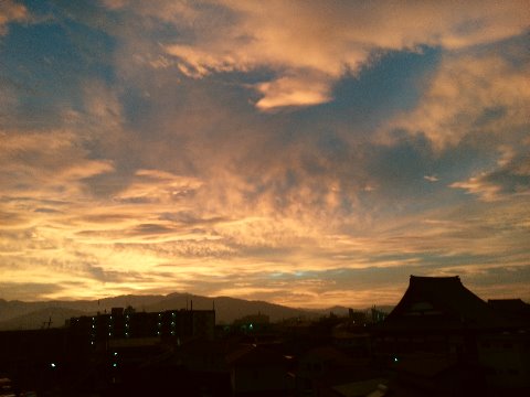台風が迫ってきてはいますが、今朝は朝焼けがきれいでした。一部の皆さんには別のもっとピンク色の写真を見てもらいました。これは、そのほんの2,3分後の写真ですが、こんなオレンジ色に変わったんですよ。