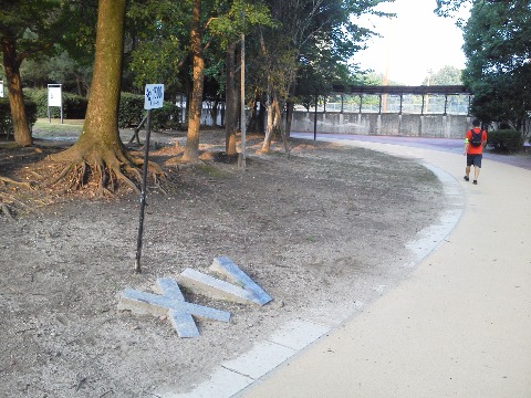 春日公園の1500m地点です.この100m先にはスタート地点がありますので,しつこく続いたこのシリーズも最終回です.1400m地点は?と気になる方は(いないとは思いますが),8/23分をご覧ください.