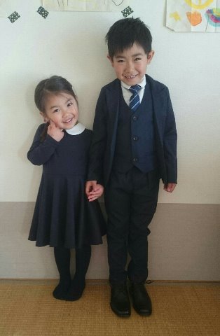 さてこのところG-Bar保育園の園児さんばかり取り上げていましたが、久し振りに関東にいる孫達をご紹介しましょう。あの東日本大震災の日に生まれたお兄ちゃん、6年後の先日無事に卒園式を迎えました。彼がエスコートしているレディは、いつぞやの下関海響マラソンのナンバーカードに写真を載せたあの妹です。大きくなったでしょ?