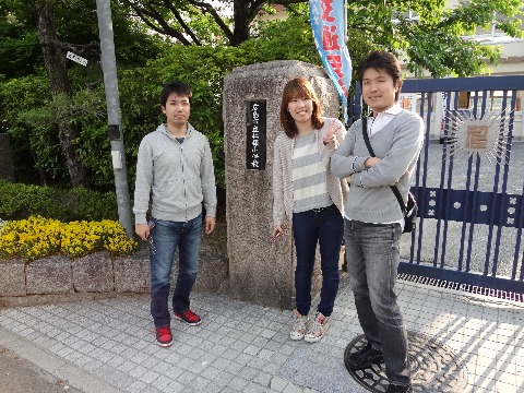 写真が復活！　私の日誌の愚痴にハリーさんが気付かれて，アドバイスをいただきました．ブラウザをChromeに変更して，無事にまた写真をアップできるようになりました．　　復活記念？として，先日四半世紀前の写真を公開した我が子たちの今の姿です．３人共通の母校，仁保小学校の正門前です．