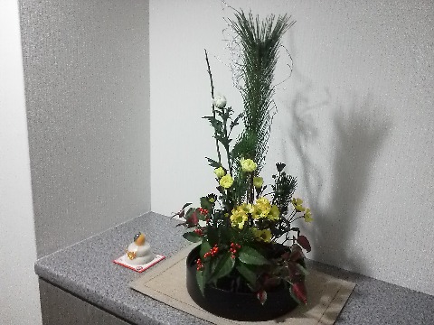 家の玄関も,生け花とちびっちゃい鏡餅で新春の準備万端?です.