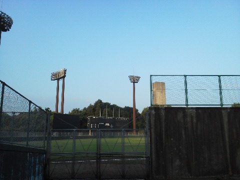 カープが初のCS進出ということで,広島の皆さんは盛り上がっていることでしょう.ここ春日公園の野球場は,さすがにプロの試合は無理かもしれませんがなかなか立派な施設です.