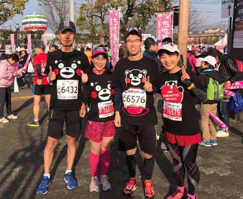 これが今回走ったメンバーです。くまモンも4頭も揃うとちょっと壮観でしょう?後ろの方には、佐賀名物!?の熱気球も見えますね。 この他に応援と打ち上げに加わってもらったM岡さんも合わせて、皆さん、楽しい時間をありがとうございました。