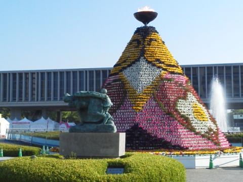 これがフラワーフェスティバルのシンボル,平和公園に設置された「花の塔」です.