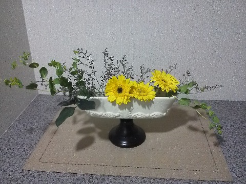 先日ご紹介した玄関のガーベラですが,茎が折れ曲がりやすいんですよね.だったらこれなら短い茎でも大丈夫,というバリエーションです.