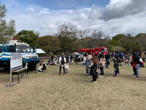 消防や警察車両の体験乗車とかいろいろあって、どこも行列ができていました。