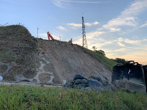 帰りに気付きました。空自さんの土手の土砂崩れが、ようやく復旧工事が始まったようです。たしか去年の西日本豪雨での被害でしたが、外部の工事を優先ということでしょう、ずっとシートでカバーしたままでした。　以前はこの上にディスプレイされたジェット戦闘機が空自らしさを示していました。それも復活すると良いなあ。