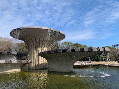 あまり稼働しているのを見かけない噴水も、お正月サービスでしょうか、今日は水が流れていました。 ただ水量が少なく遠慮気味に見えるのは、渇水で節水が呼びかけられているからですかね。