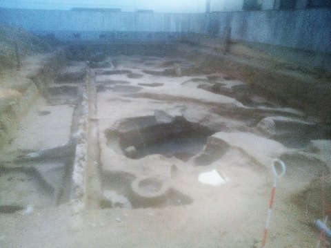 この写真は、先日一度途中の状況をご紹介した、近くの遺跡発掘現場です。まるで霧の中みたいにボケているのは、たぶんレンズが汗で曇っていたのでしょう。これが先週末なんですが、今朝はもう埋め戻されていて撮り直せないのでごめんなさい・・・