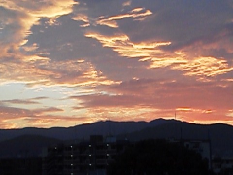 空の様子は刻々とまさに秒単位で変わって行くので，なかなか良い写真が撮れませんね．