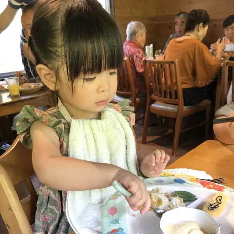 これは、今週娘一家とG-Barで泊まりがけで出かけた時のものです。少しはお姉さんっぽくなったでしょ? ちなみにこの服は(写ってないけど)ママとお揃いの母娘コーデで、ばぁばの手造りなんですよ。