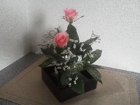 今回の玄関のお花は,以前のものと似通った花材です.でも,先日のは細口の花器で高さを強調し,今回は広口の花器にこじんまりとまとめてみました,ってなことを作者が言っていました・・・